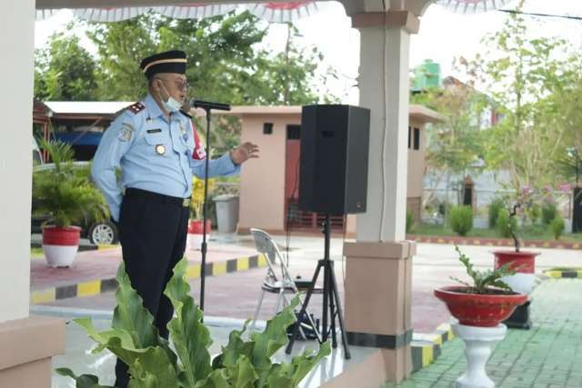 Penyerahan Reward Kepada Pegawai