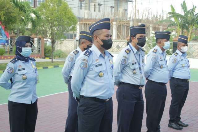 Penyerahan Reward Kepada Pegawai