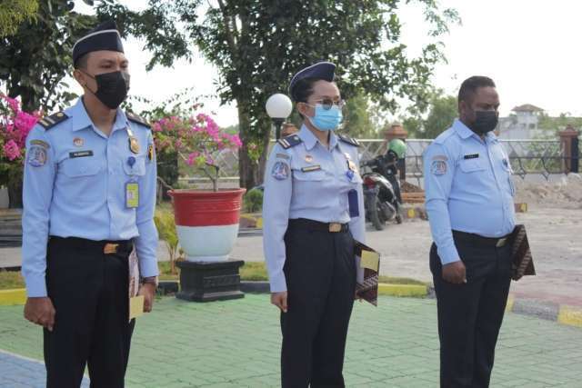 Penyerahan Reward Kepada Pegawai